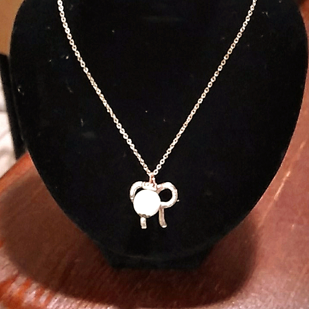 Pearl bow necklace